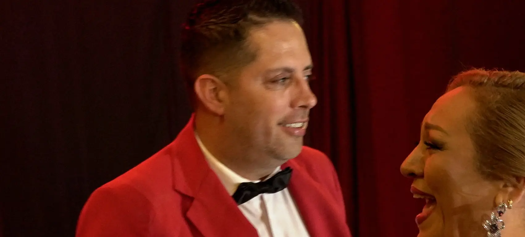 Jorge Serratos conversa con una integrante del MAS en la gala de cierre