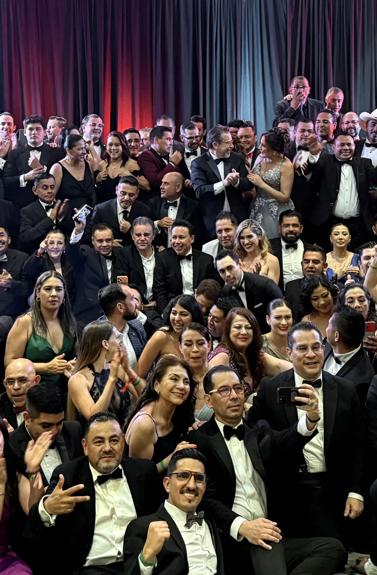 La generación del MAS de gala, celebrando junta al cierre en Puerto Vallarta