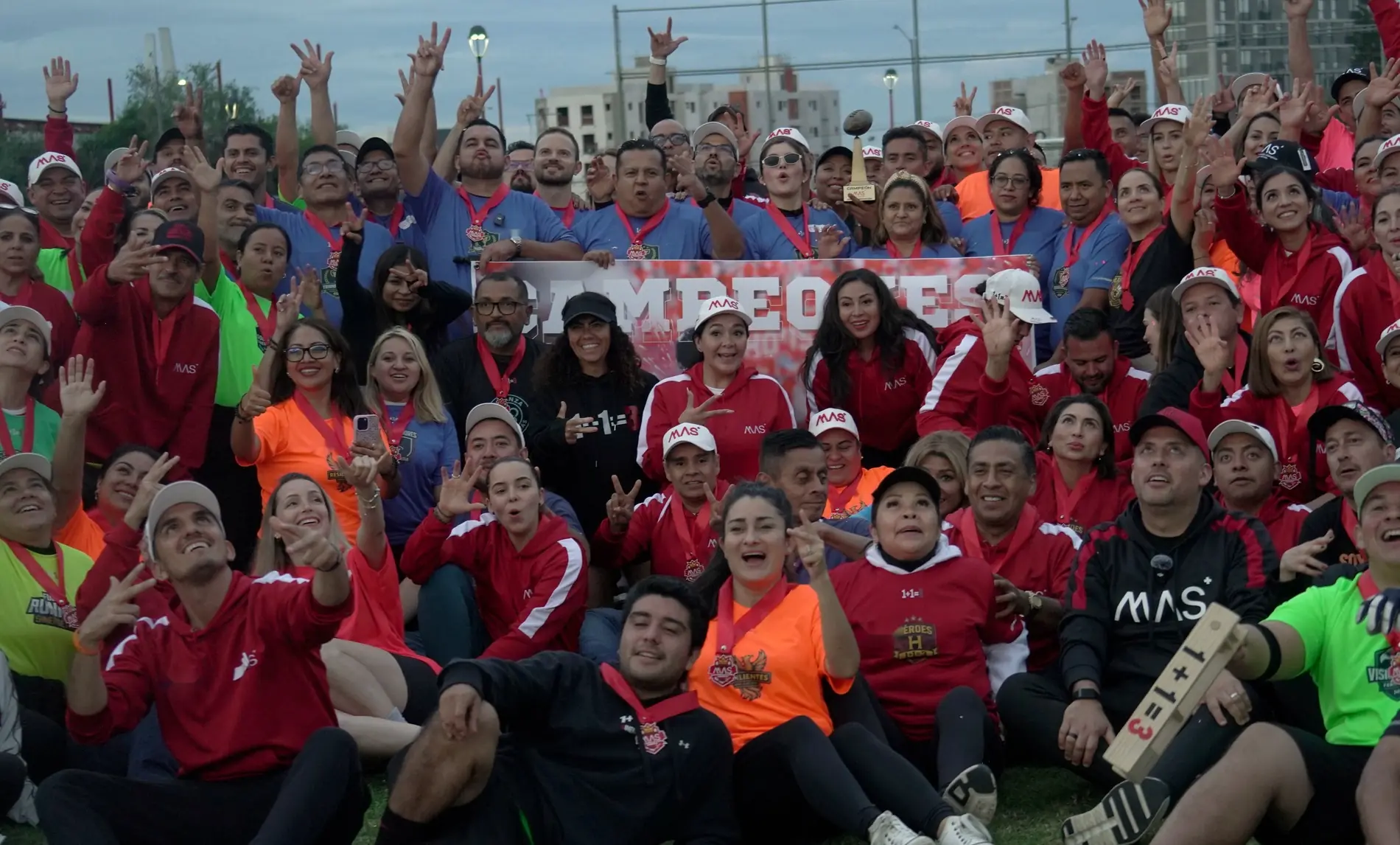 La generación del MAS Guadalajara festeja como campeona, reunida en el jardín