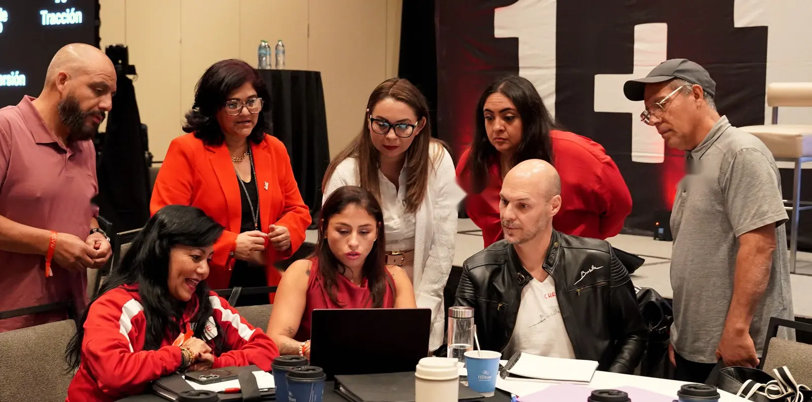Seis integrantes del MAS trabajan alrededor de una laptop en una mesa de trabajo