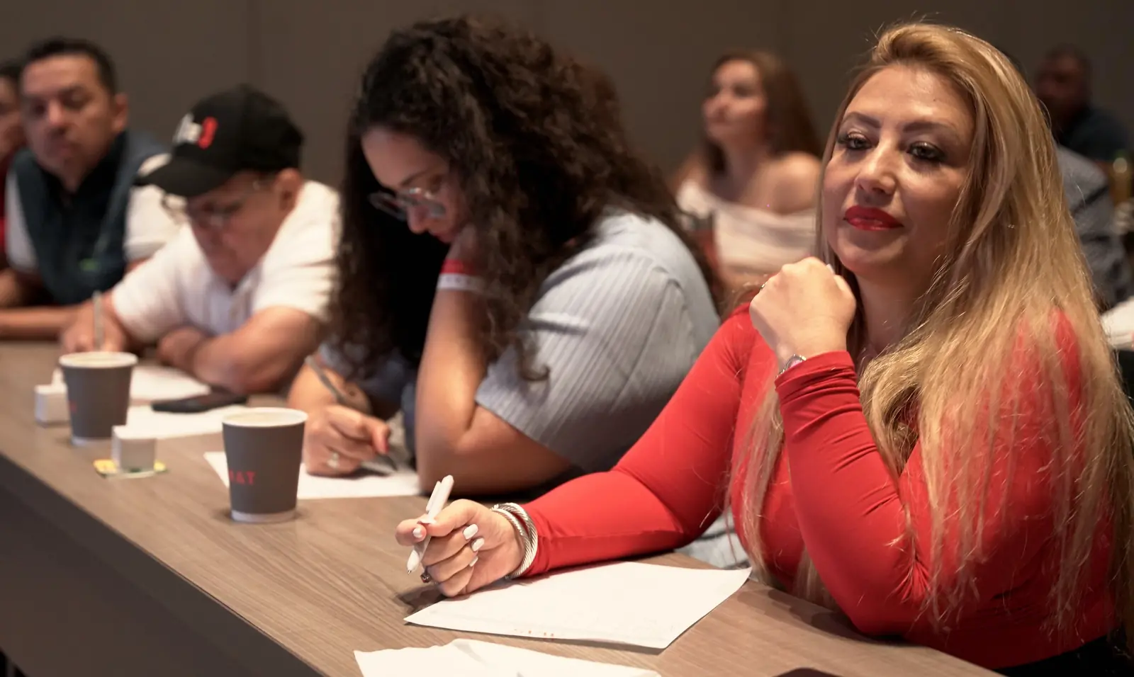 Integrantes del MAS toman notas en sus libretas durante una sesión en Miami