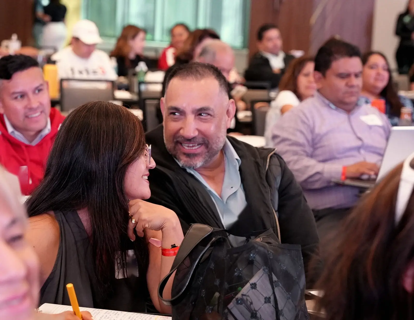Dos integrantes del MAS se miran y se ríen durante una sesión