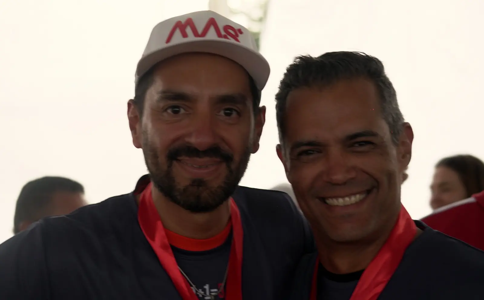 Dos integrantes del MAS posan mejilla con mejilla con sus medallas de campeones
