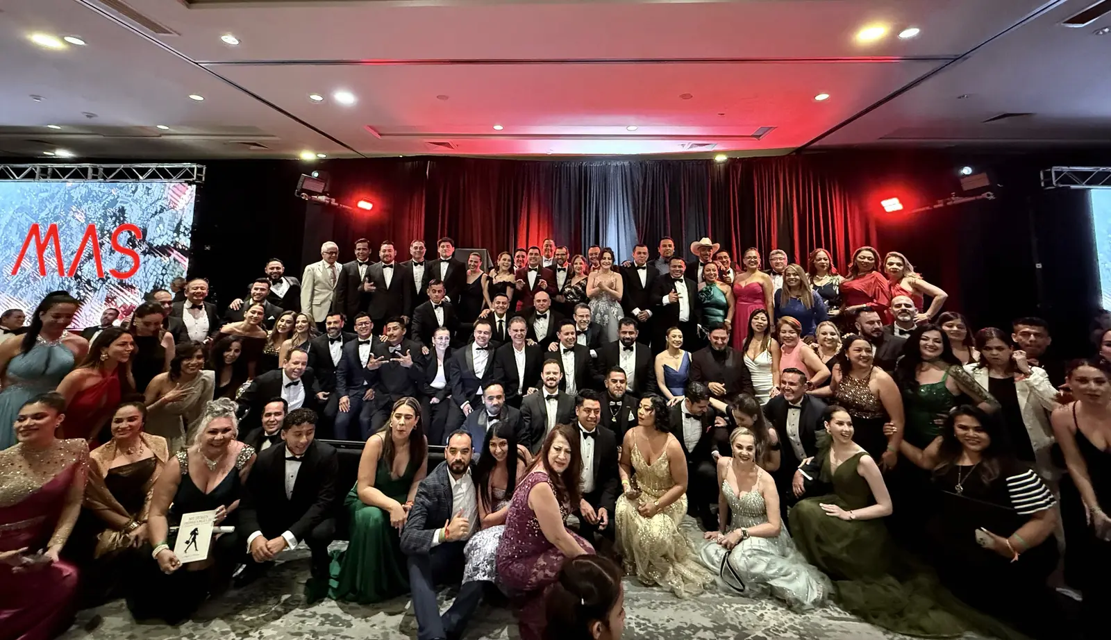 La generación del MAS, de gala, posa reunida en la cena de cierre de Vallarta