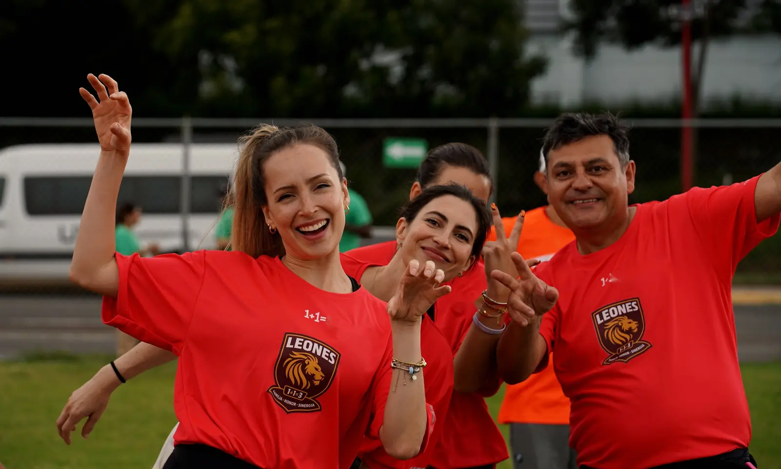 Un equipo de la generación del MAS posa riendo y saludando en el día del torneo
