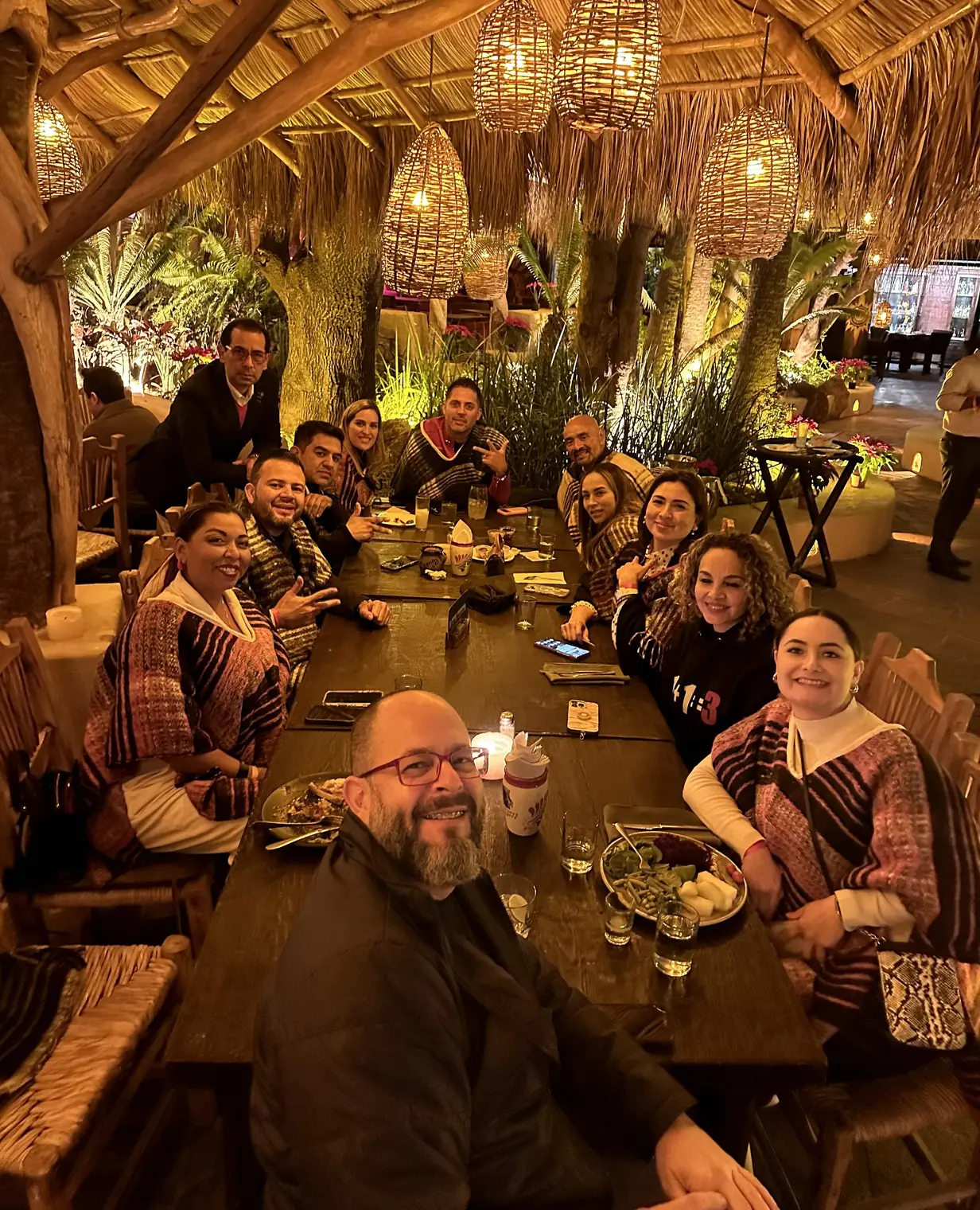 La generación del MAS cena en una palapa iluminada; Jorge Serratos en la cabecera de la mesa